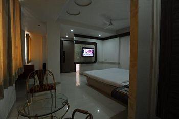 Jal Sagar Hotel Vadodara Ngoại thất bức ảnh