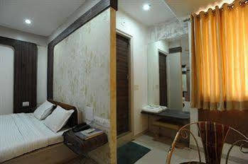 Jal Sagar Hotel Vadodara Ngoại thất bức ảnh