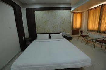 Jal Sagar Hotel Vadodara Ngoại thất bức ảnh